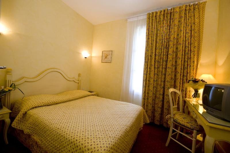 Hotel And Restaurant L Arena Fréjus エクステリア 写真
