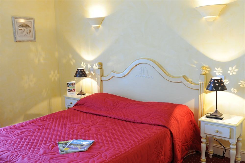 Hotel And Restaurant L Arena Fréjus エクステリア 写真