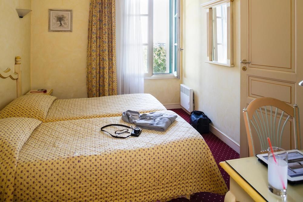 Hotel And Restaurant L Arena Fréjus エクステリア 写真