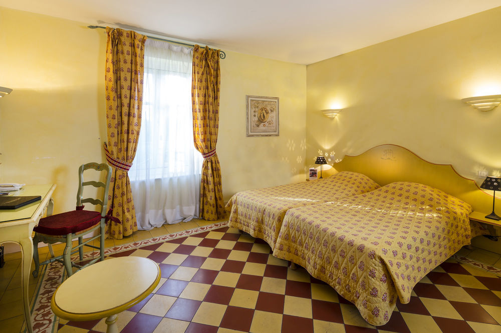 Hotel And Restaurant L Arena Fréjus エクステリア 写真